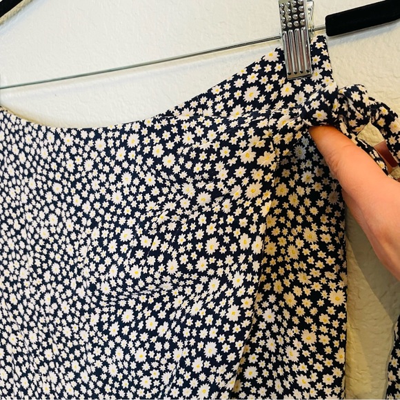 Sézane Micro White Ditzy Floral Navy Faux Wrap Mini Skirt | Size 40 | Size 8 - Picture 3 of 8